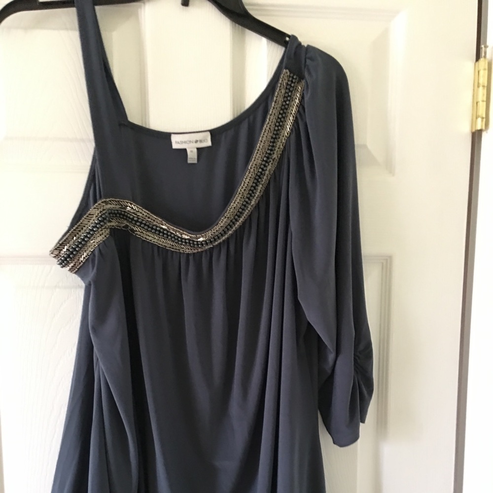 ❤️FASHION BUG ONE SHOULDER TOP.  Beautiful Detail